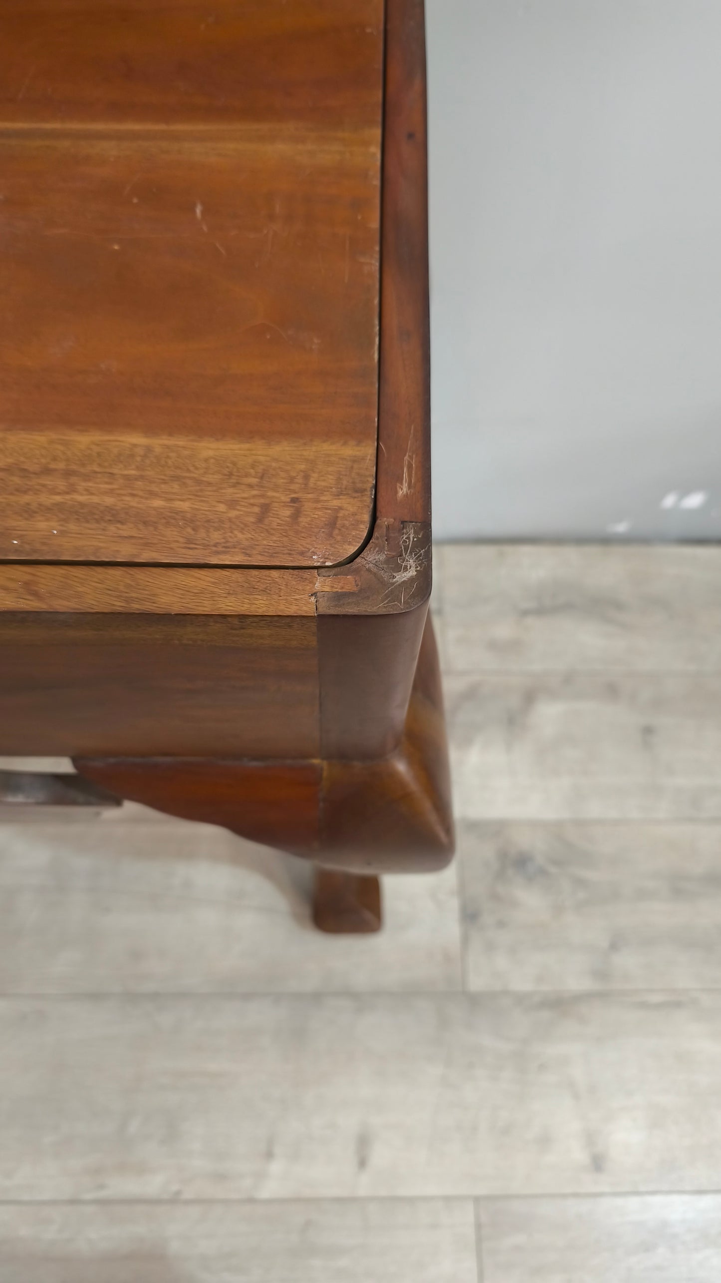 30 Mobile contenitore in legno con gambe a sciabola