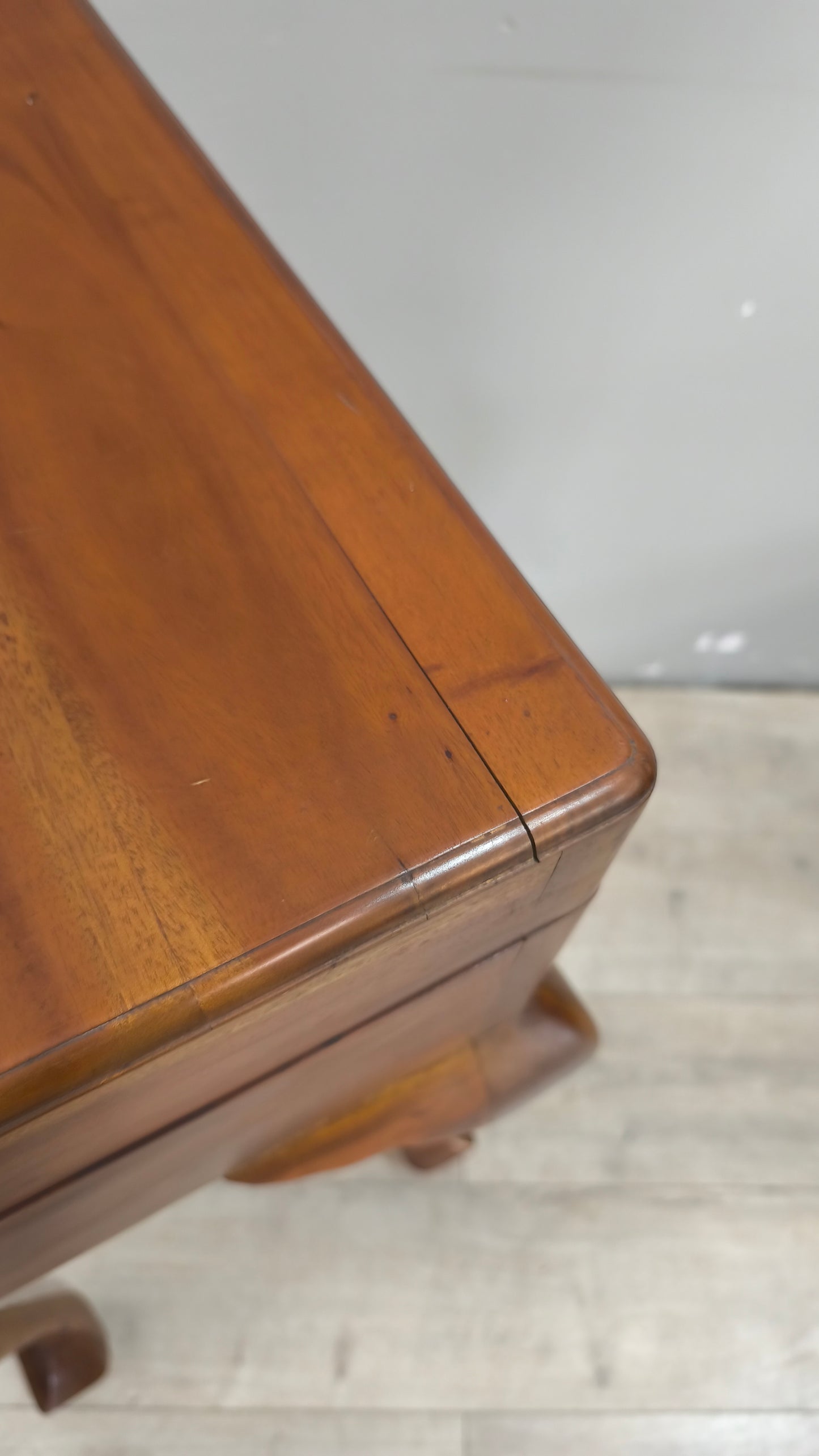 30 Mobile contenitore in legno con gambe a sciabola