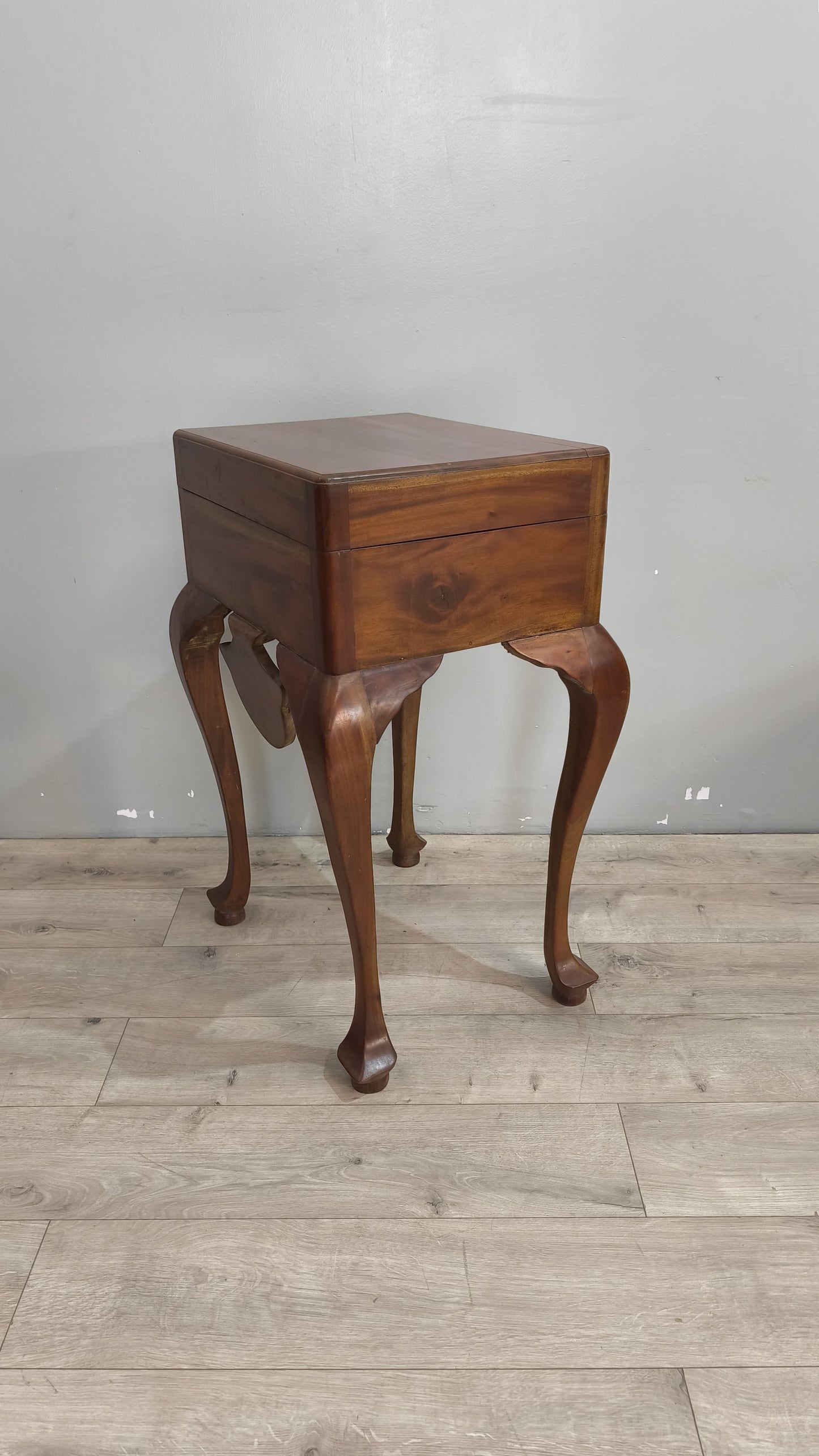 30 Mobile contenitore in legno con gambe a sciabola