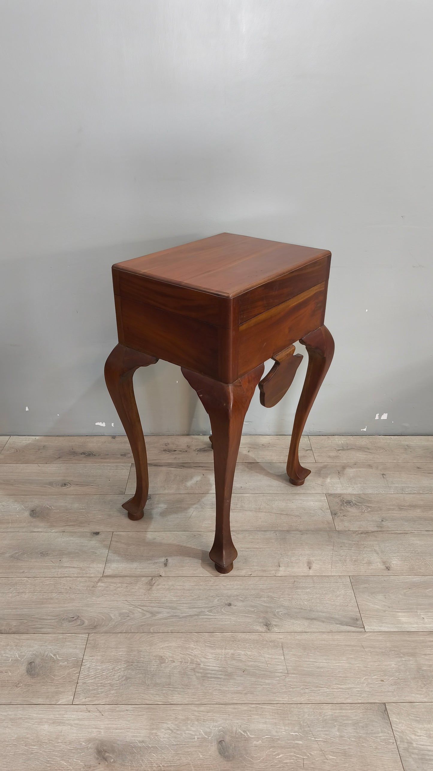 30 Mobile contenitore in legno con gambe a sciabola