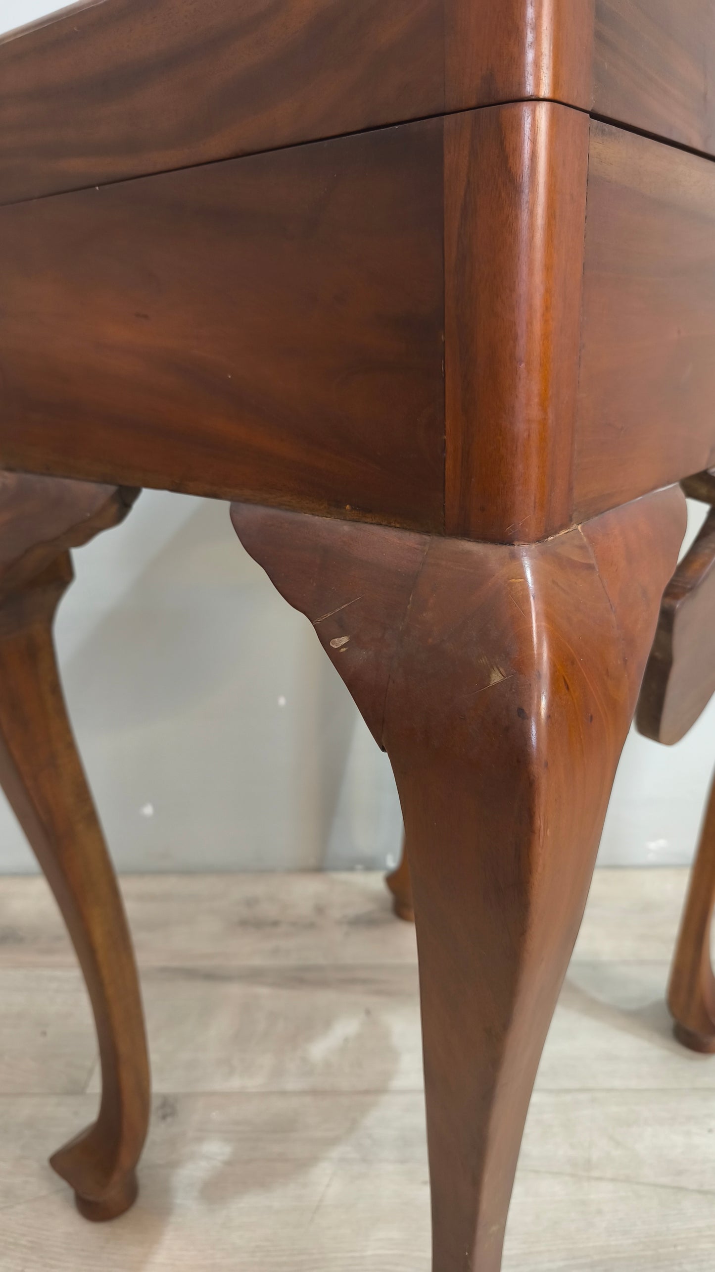 30 Mobile contenitore in legno con gambe a sciabola