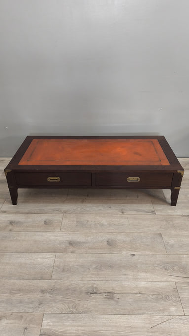 40 Tavolino da salotto basso con piano in pelle e inserti in ottone