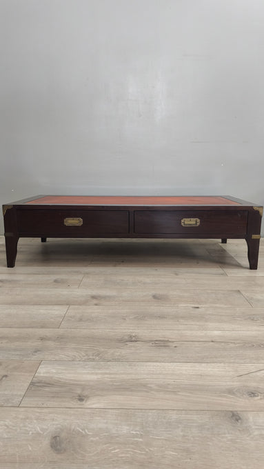 40 Tavolino da salotto basso con piano in pelle e inserti in ottone