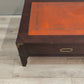 40 Tavolino da salotto basso con piano in pelle e inserti in ottone