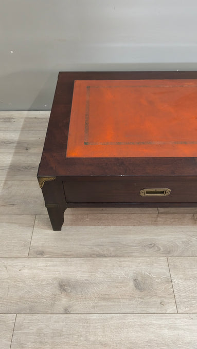 40 Tavolino da salotto basso con piano in pelle e inserti in ottone