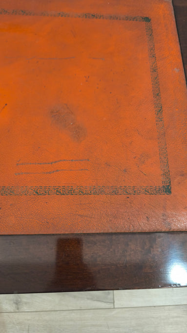 40 Tavolino da salotto basso con piano in pelle e inserti in ottone