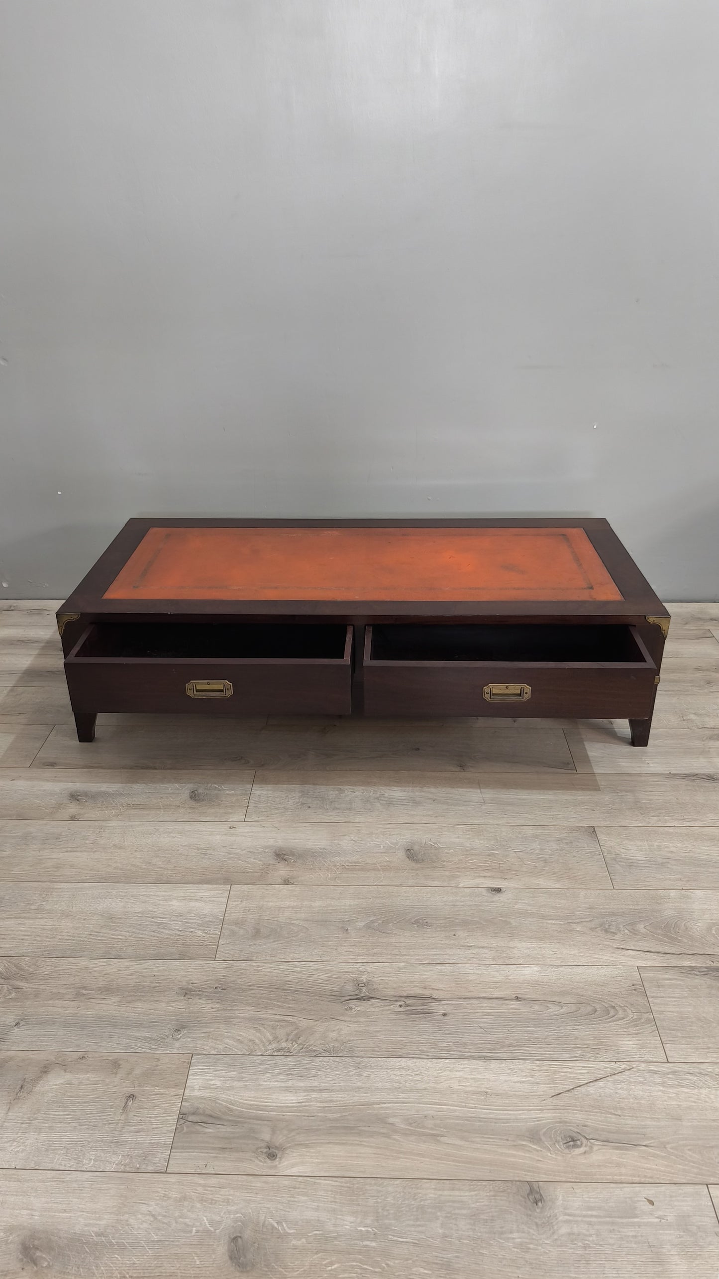 40 Tavolino da salotto basso con piano in pelle e inserti in ottone
