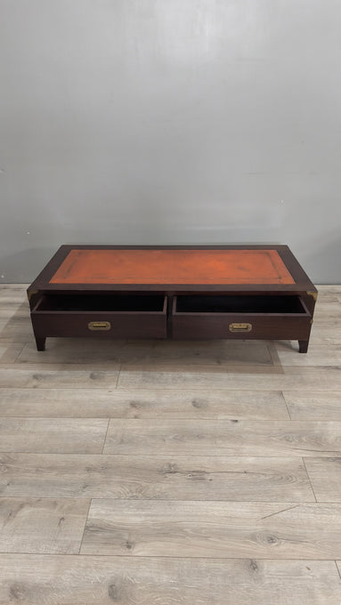 40 Tavolino da salotto basso con piano in pelle e inserti in ottone