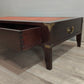 40 Tavolino da salotto basso con piano in pelle e inserti in ottone