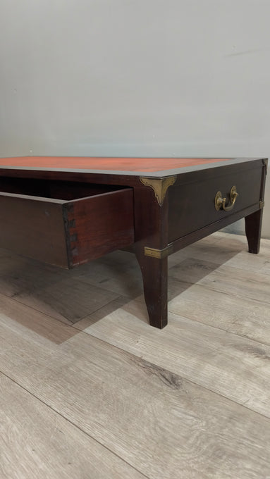 40 Tavolino da salotto basso con piano in pelle e inserti in ottone
