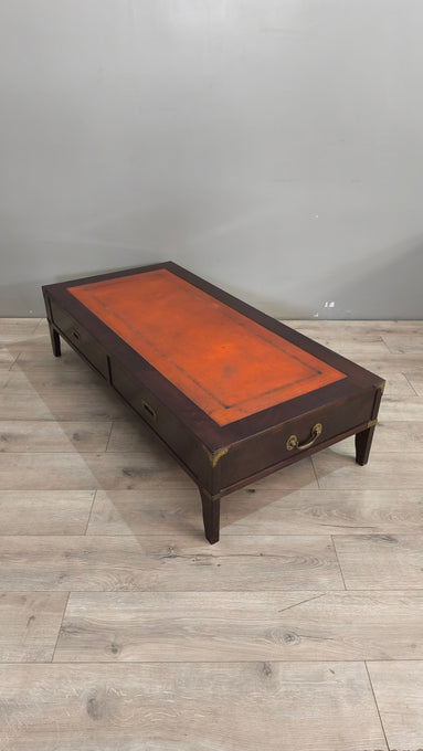 40 Tavolino da salotto basso con piano in pelle e inserti in ottone