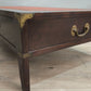 40 Tavolino da salotto basso con piano in pelle e inserti in ottone