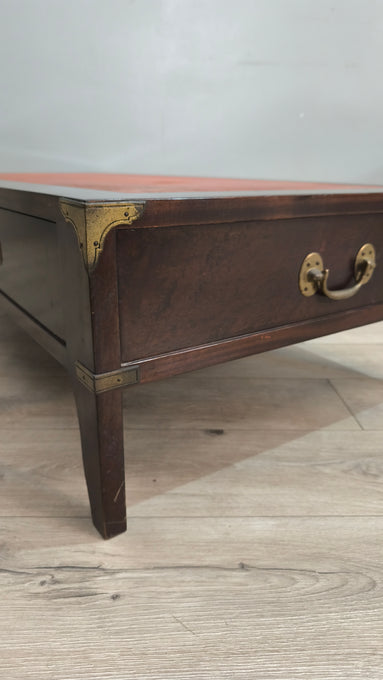40 Tavolino da salotto basso con piano in pelle e inserti in ottone