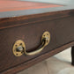 40 Tavolino da salotto basso con piano in pelle e inserti in ottone