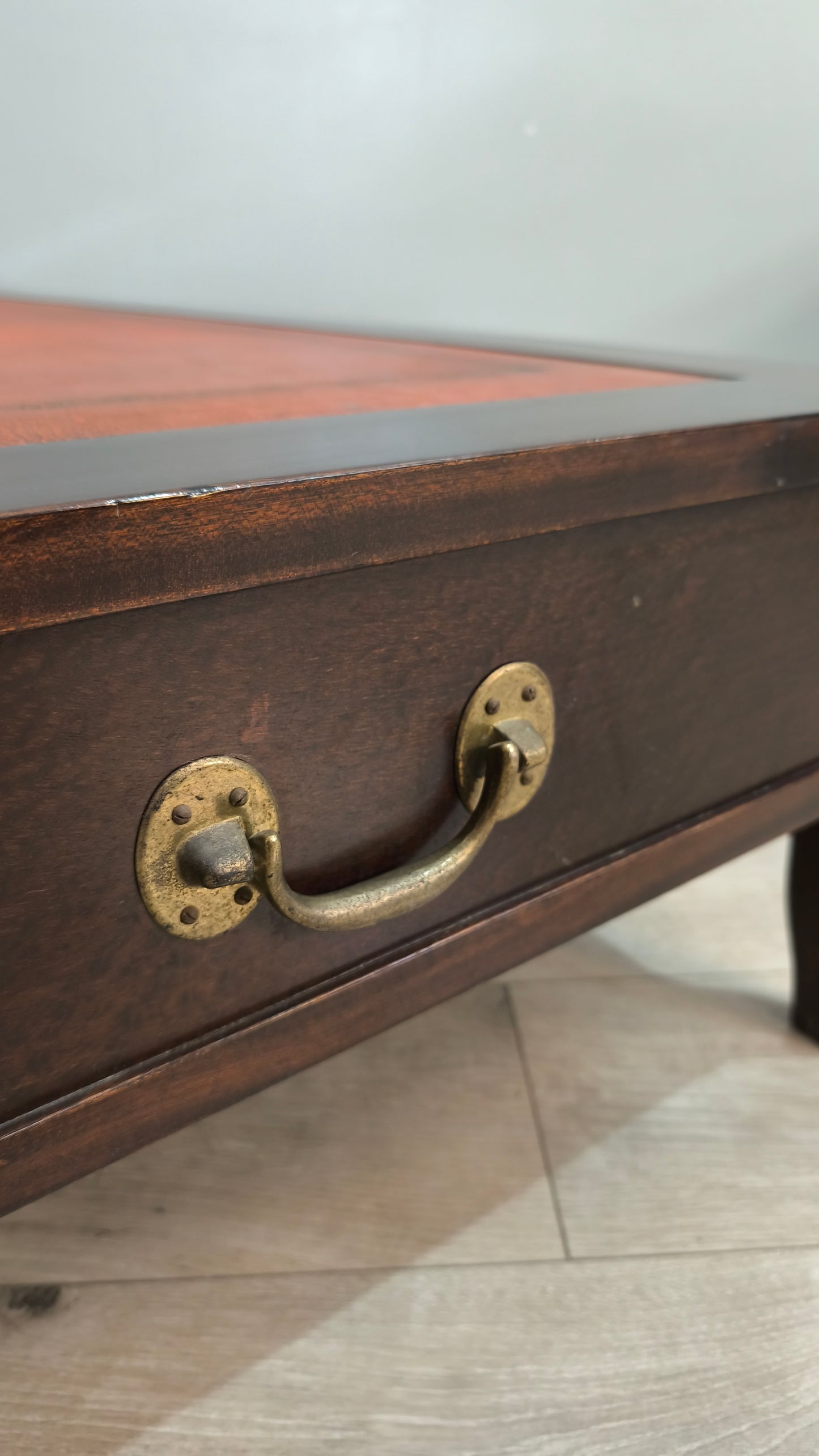 40 Tavolino da salotto basso con piano in pelle e inserti in ottone
