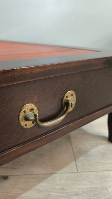 40 Tavolino da salotto basso con piano in pelle e inserti in ottone