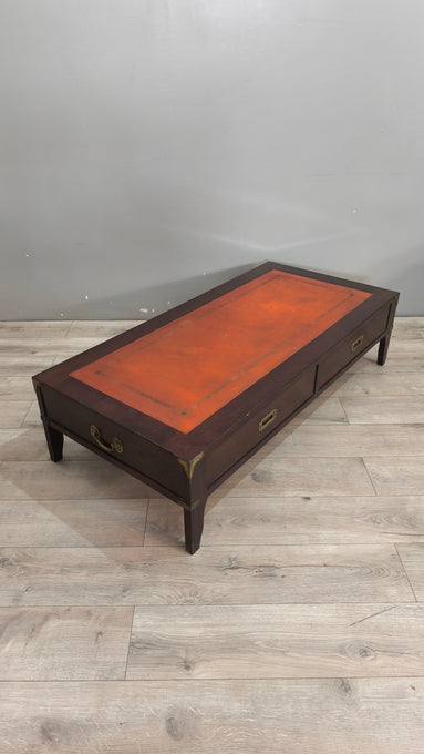 40 Tavolino da salotto basso con piano in pelle e inserti in ottone