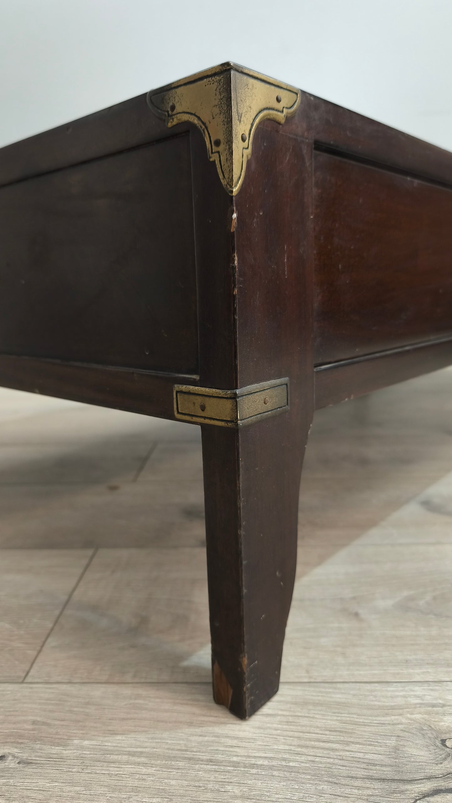 40 Tavolino da salotto basso con piano in pelle e inserti in ottone