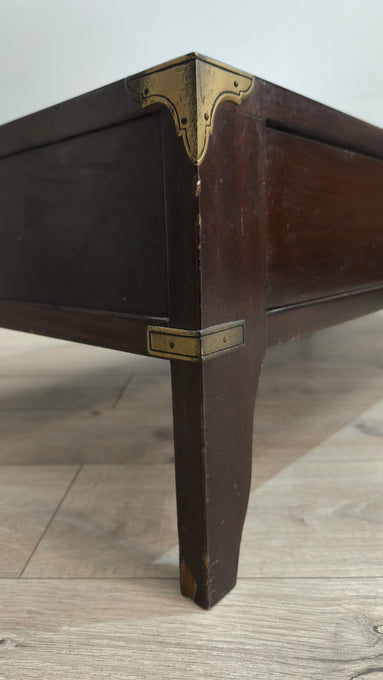 40 Tavolino da salotto basso con piano in pelle e inserti in ottone