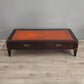 40 Tavolino da salotto basso con piano in pelle e inserti in ottone