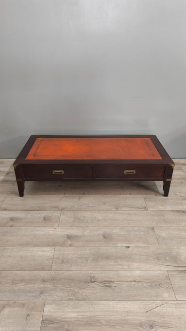 40 Tavolino da salotto basso con piano in pelle e inserti in ottone