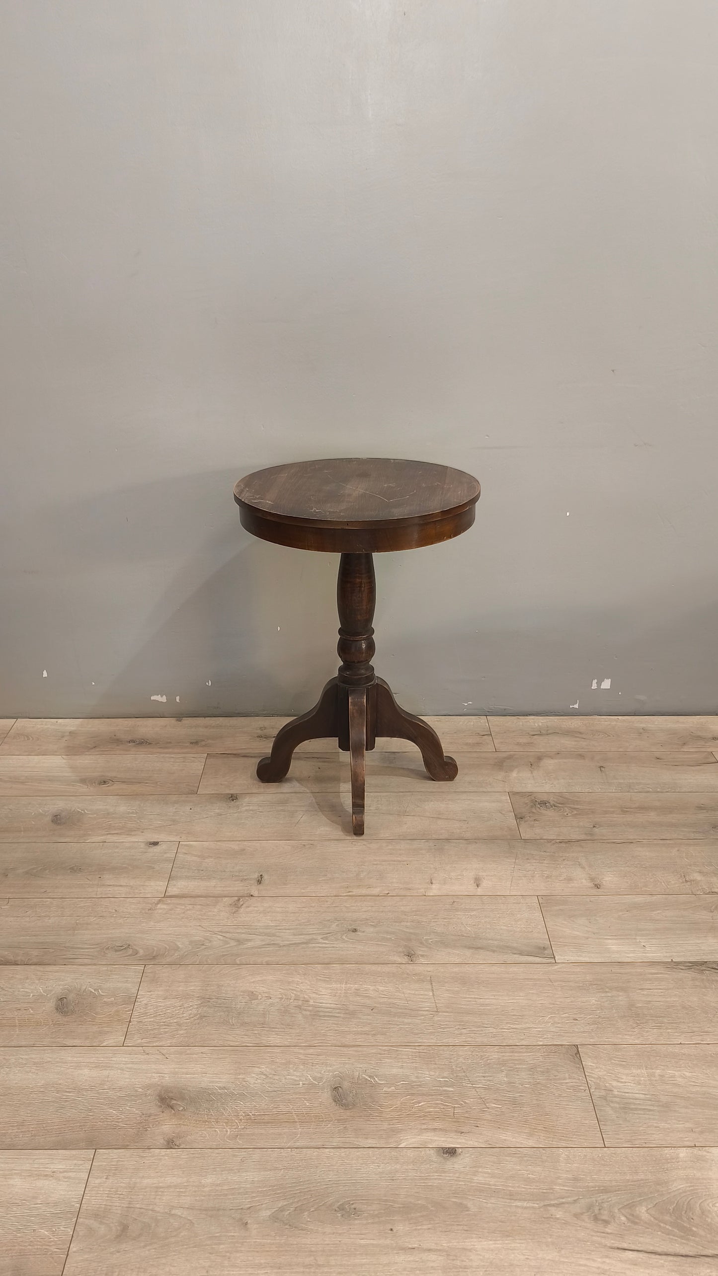 33 Tavolino d'appoggio rotondo in legno massello