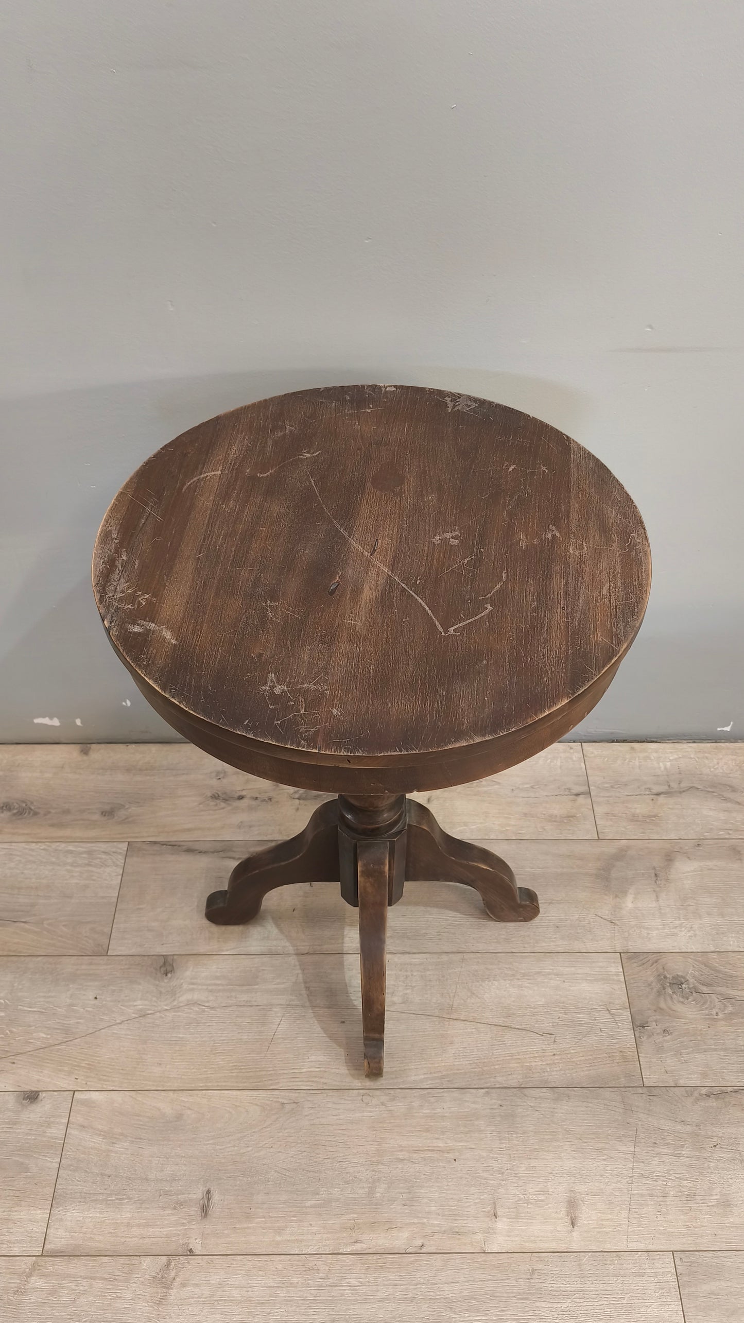 33 Tavolino d'appoggio rotondo in legno massello