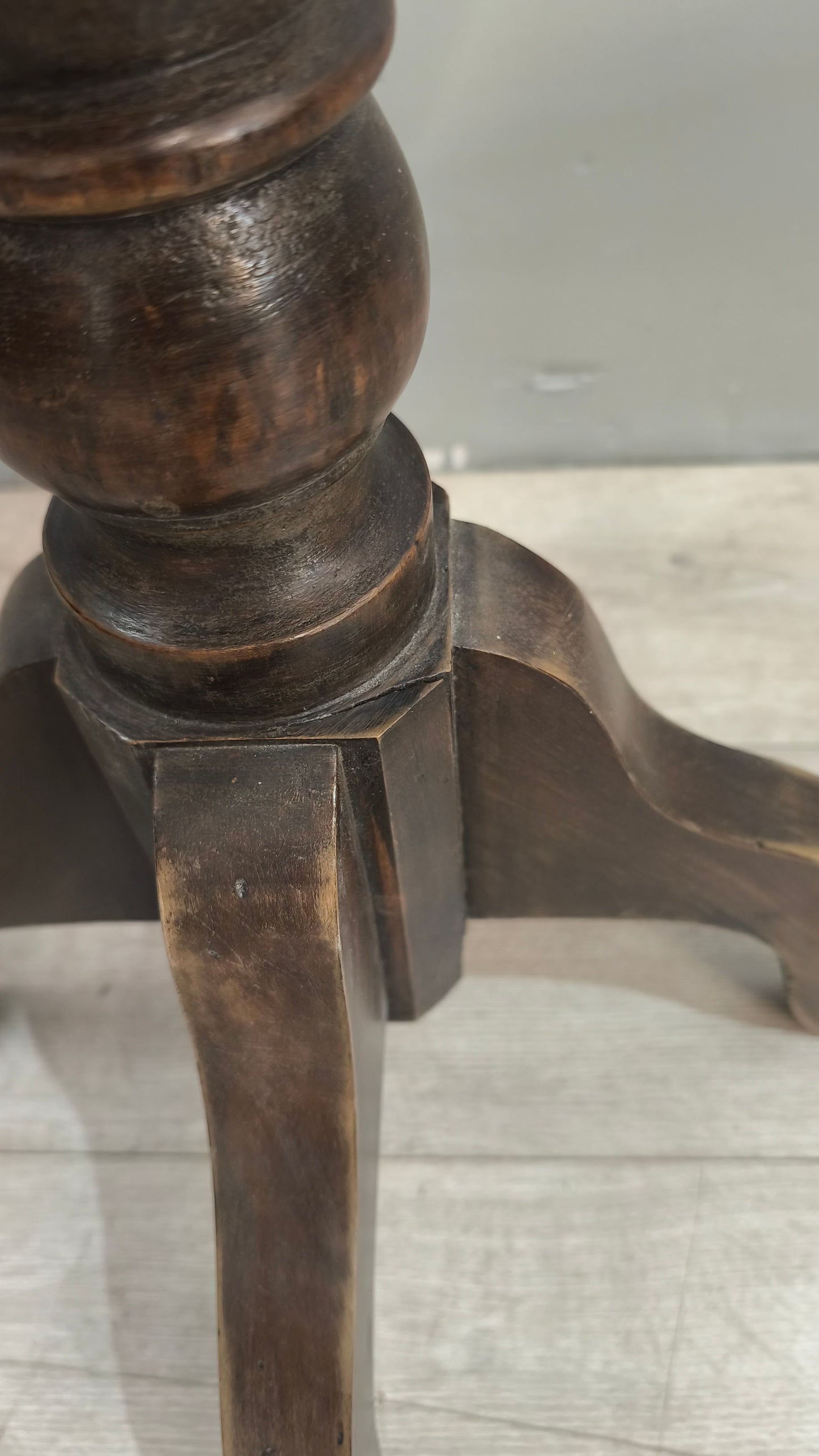 33 Tavolino d'appoggio rotondo in legno massello