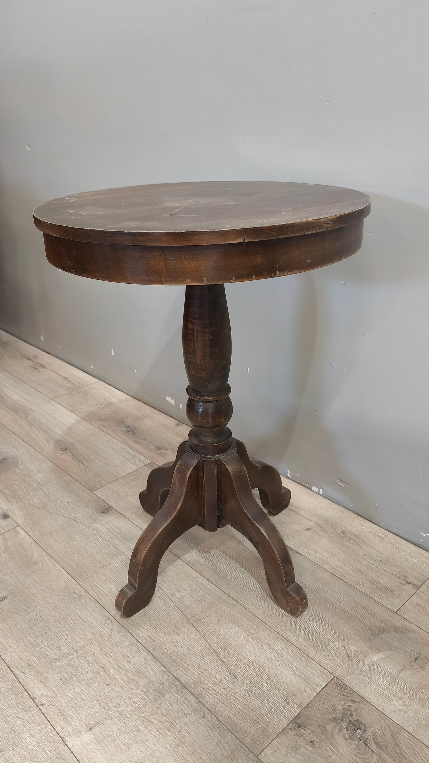 33 Tavolino d'appoggio rotondo in legno massello
