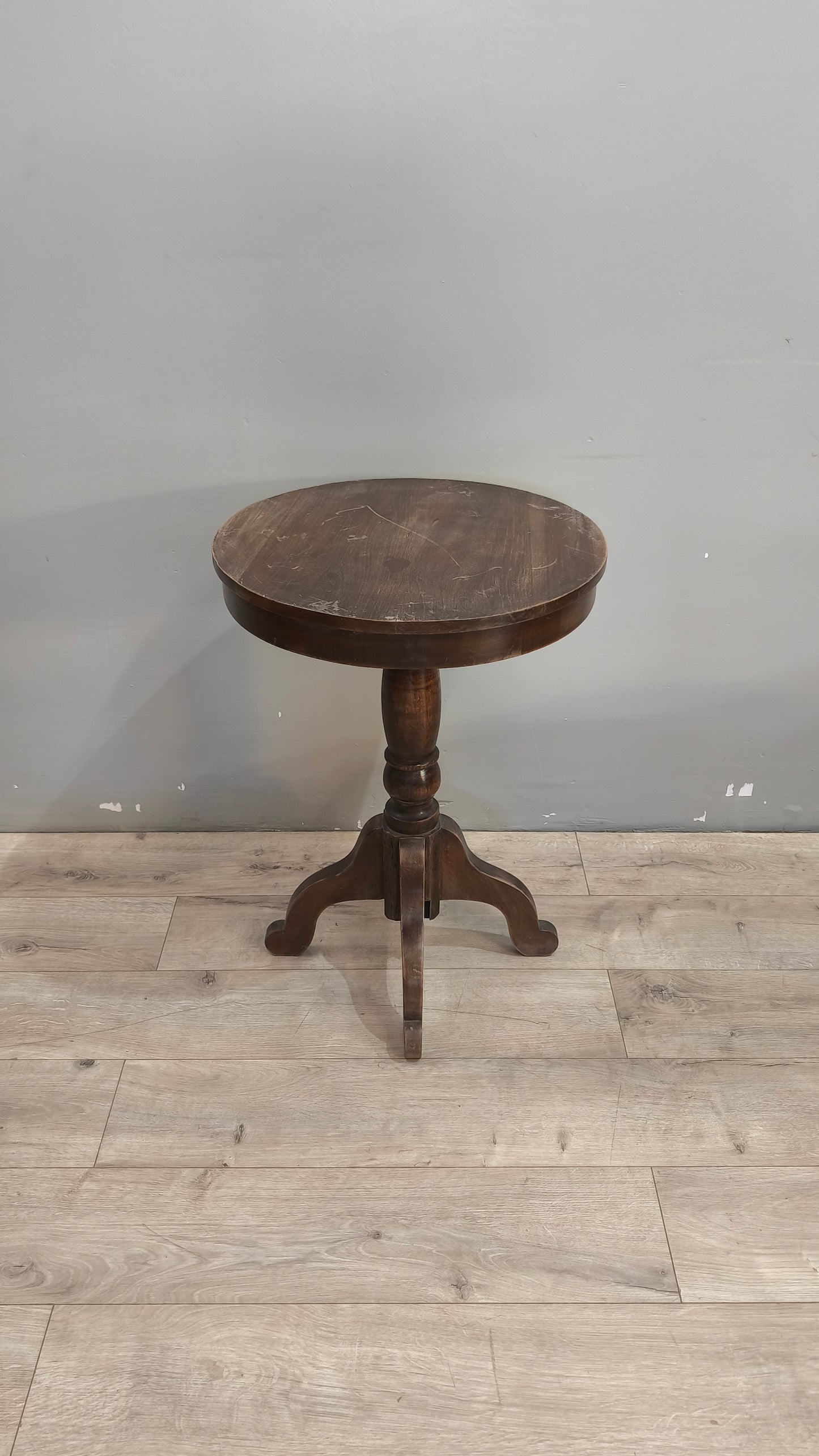33 Tavolino d'appoggio rotondo in legno massello