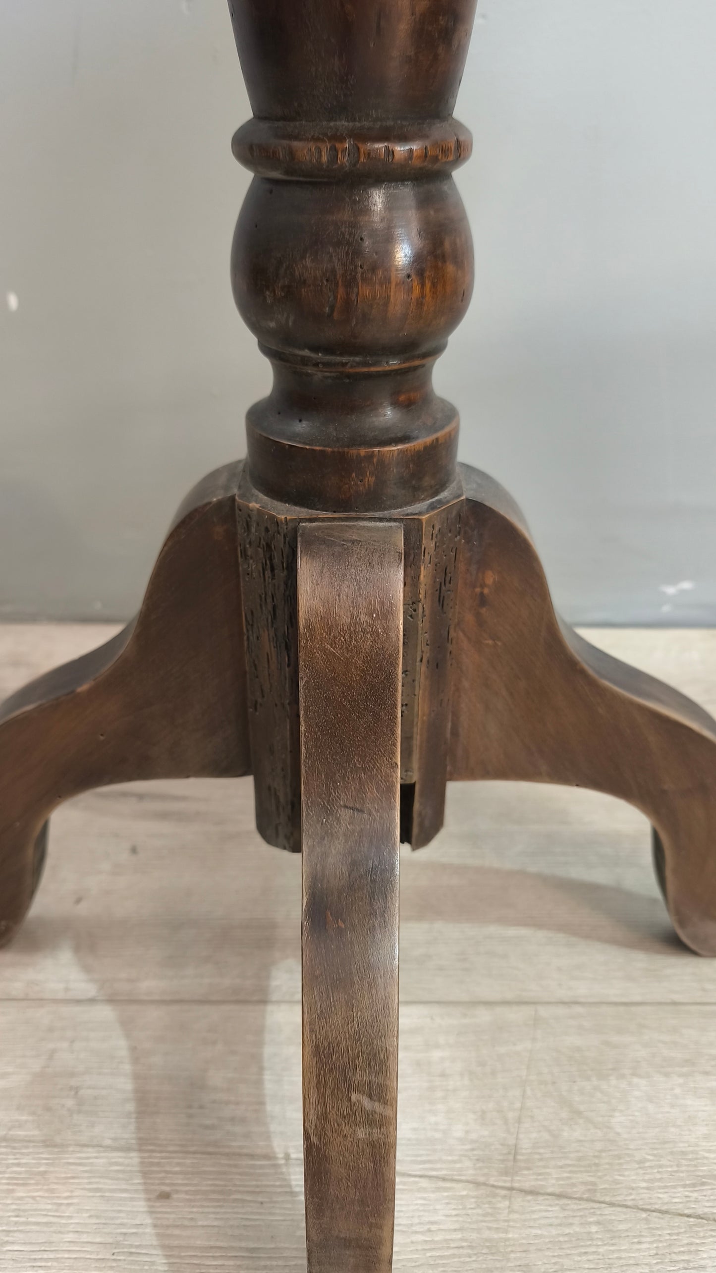 33 Tavolino d'appoggio rotondo in legno massello