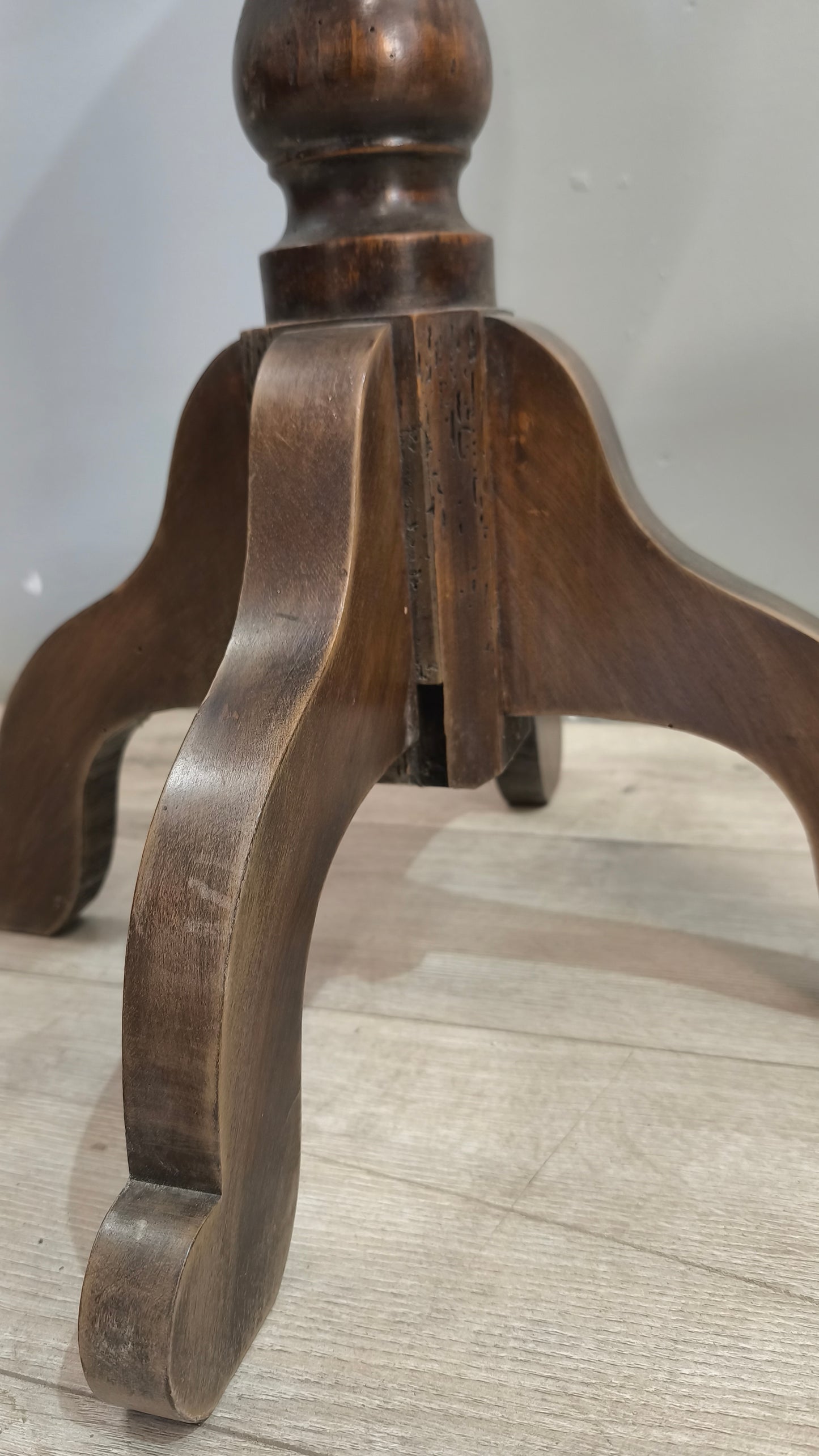 33 Tavolino d'appoggio rotondo in legno massello