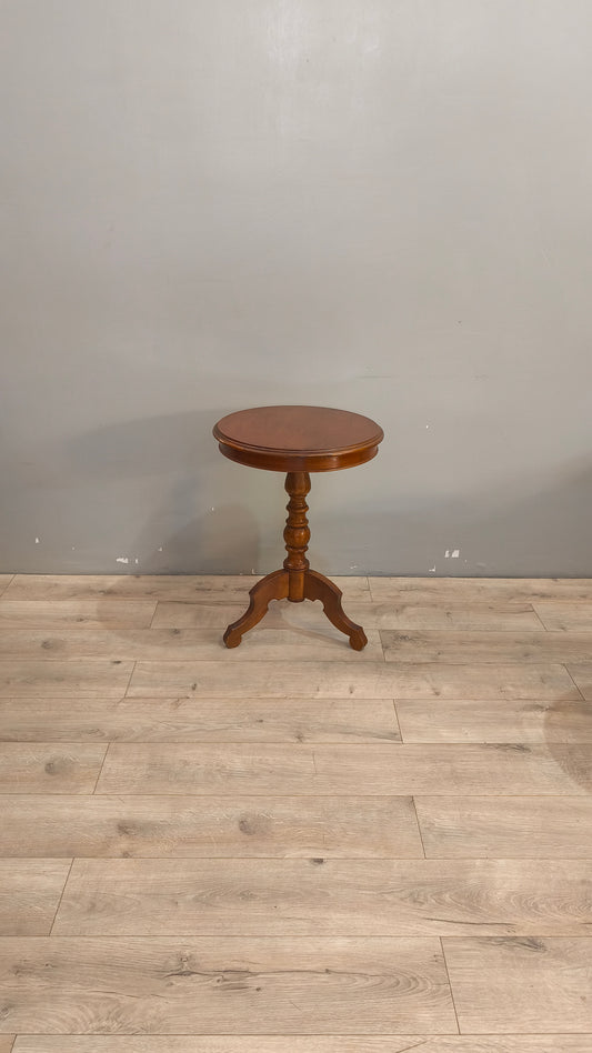 33 Tavolino in legno con piano rotondo