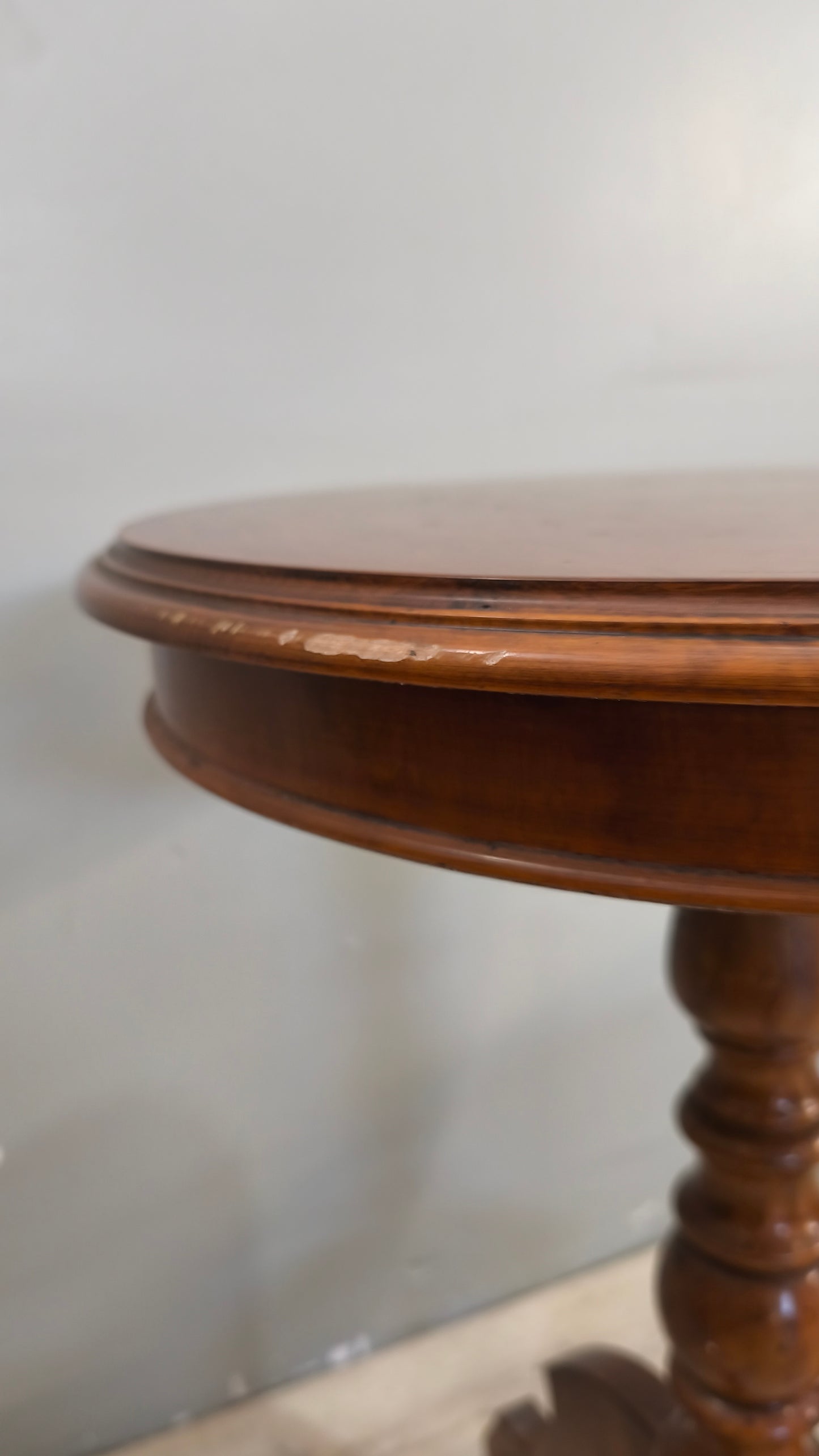33 Tavolino in legno con piano rotondo
