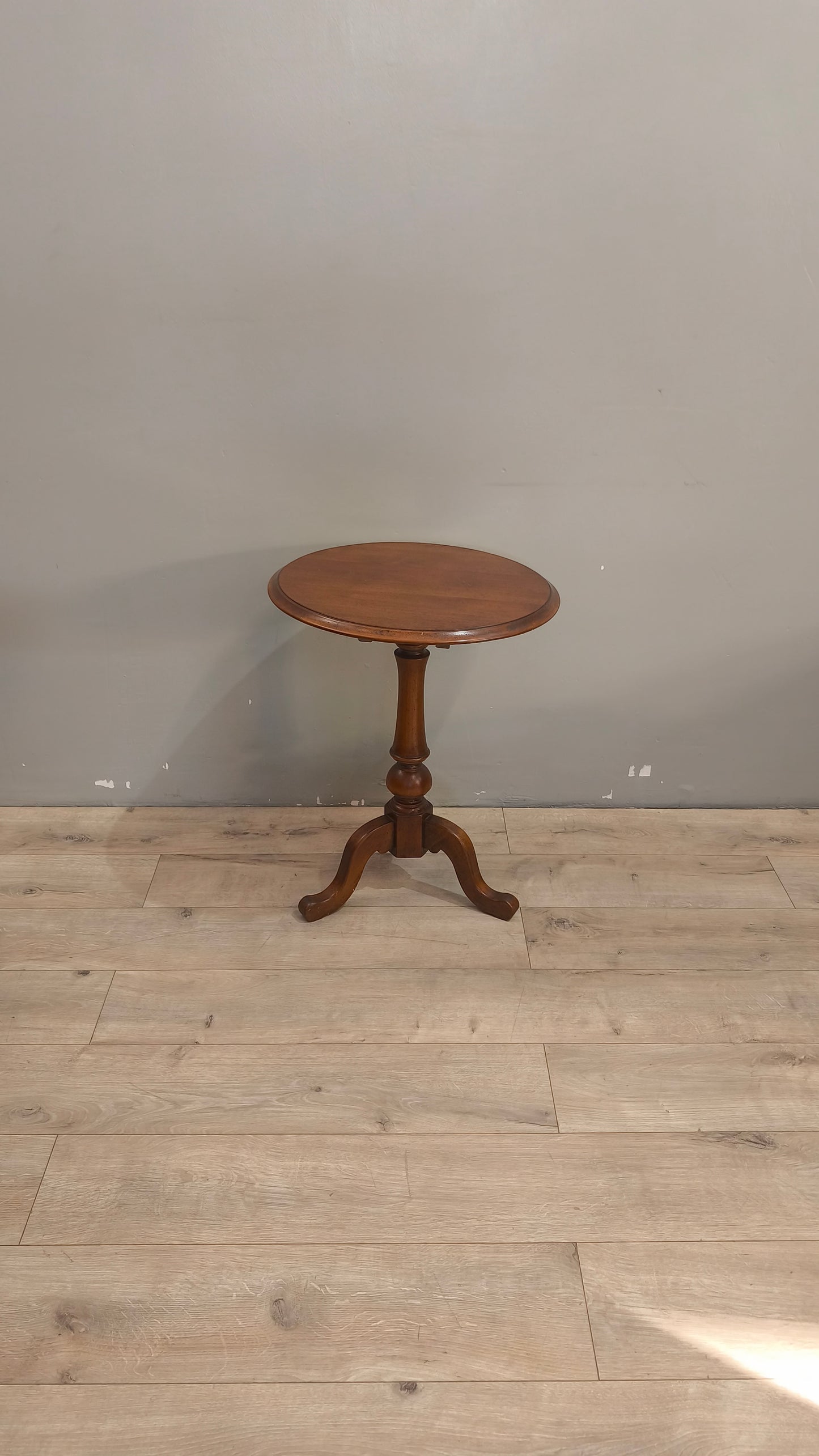 33 Tavolino in legno con piano tondo