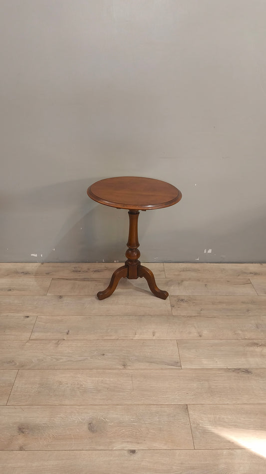 33 Tavolino in legno con piano tondo