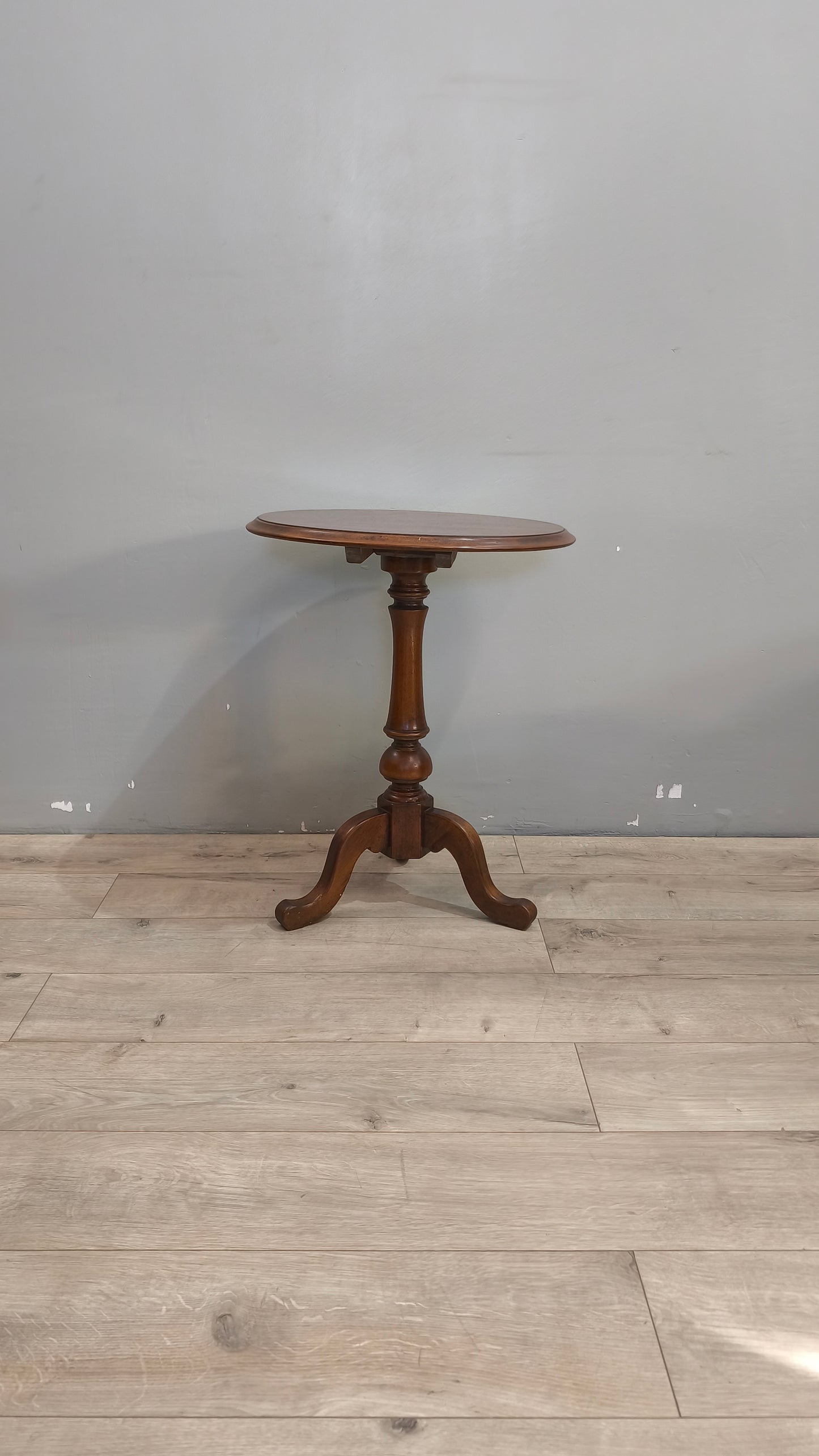 33 Tavolino in legno con piano tondo