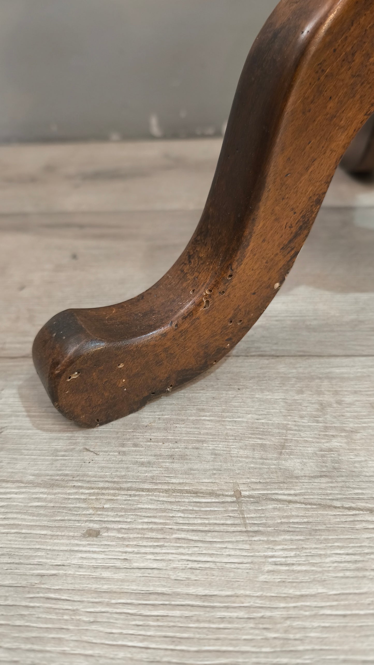 33 Tavolino in legno con piano tondo