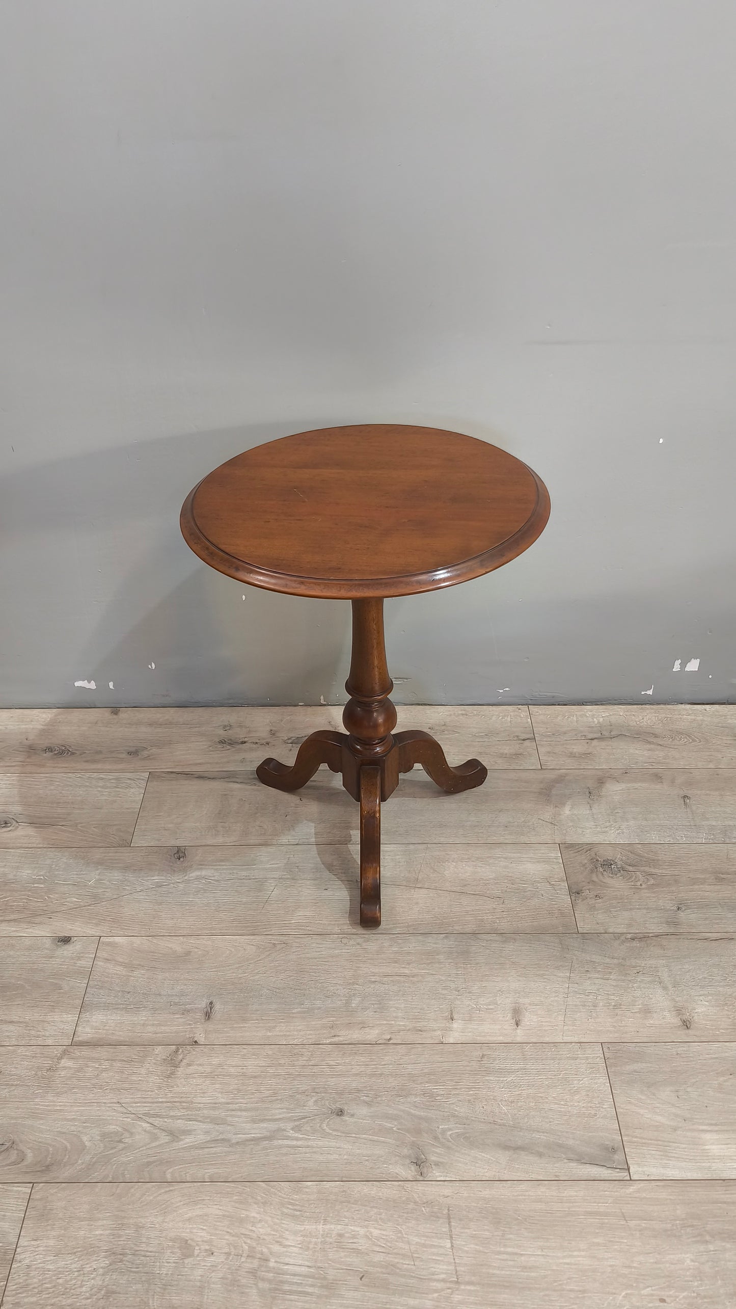 33 Tavolino in legno con piano tondo