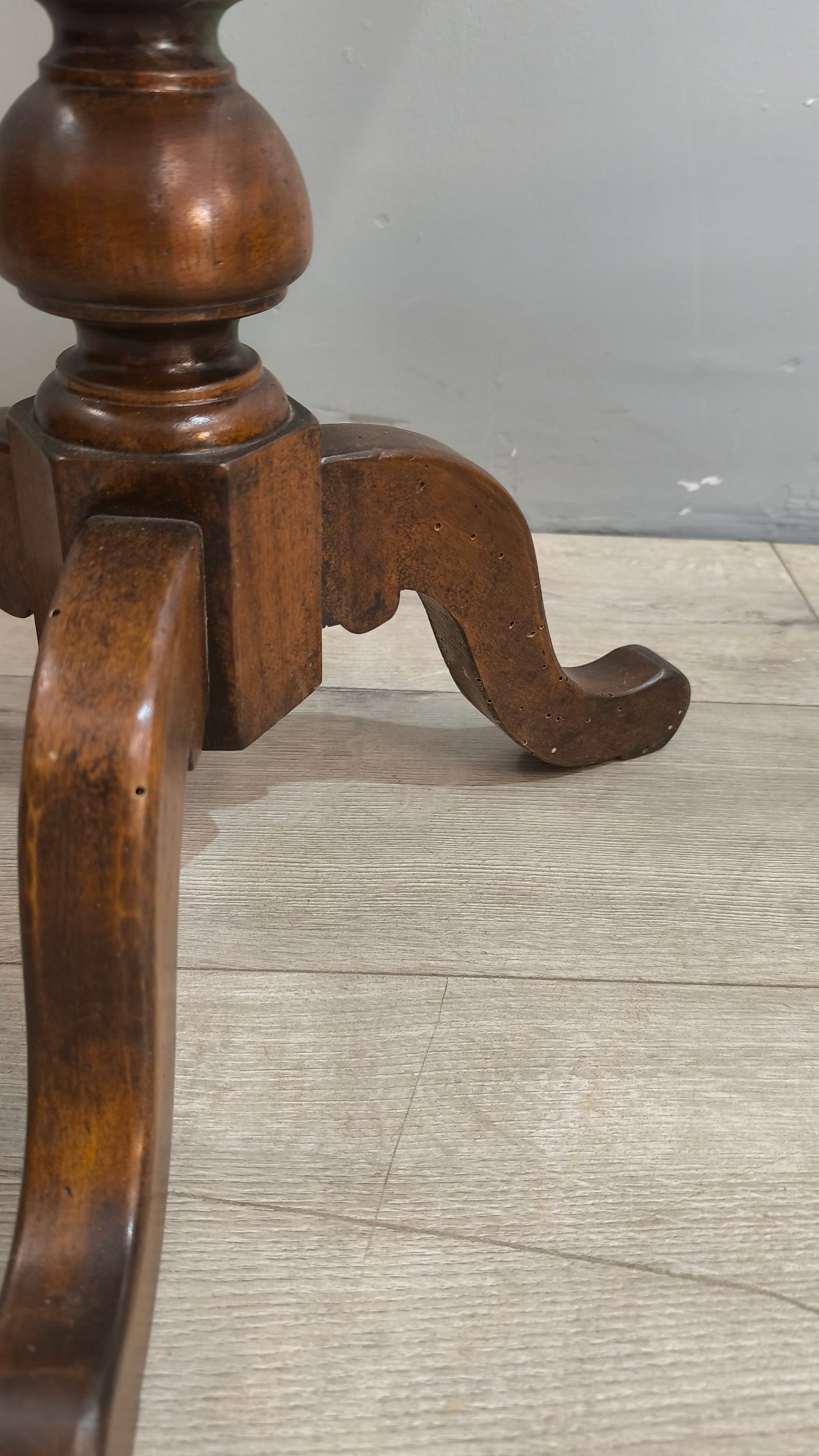 33 Tavolino in legno con piano tondo