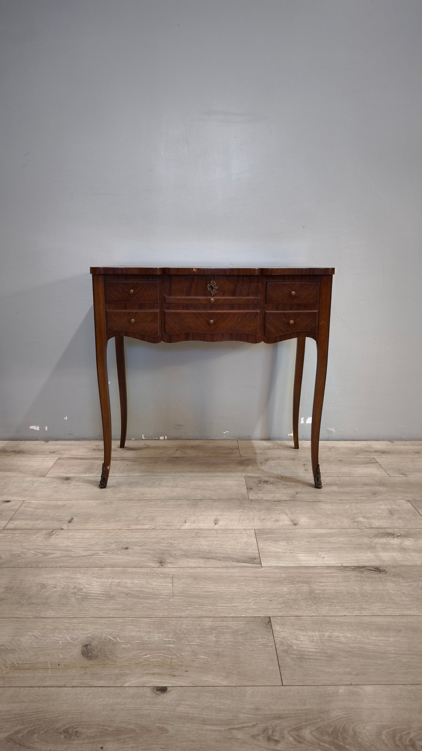 36 Toletta intarsiata in legno con inserti decorativi in metallo