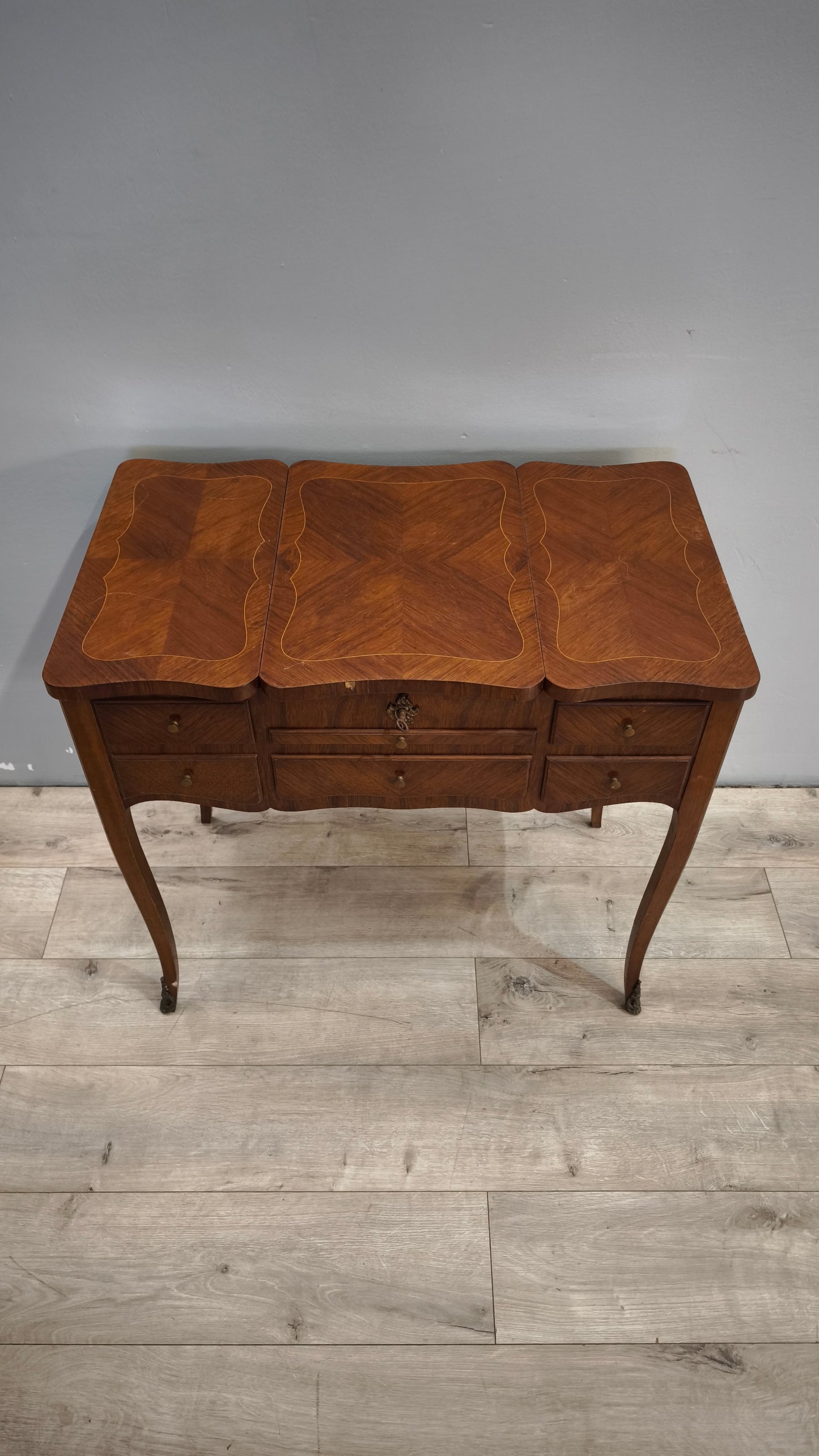 36 Toletta intarsiata in legno con inserti decorativi in metallo