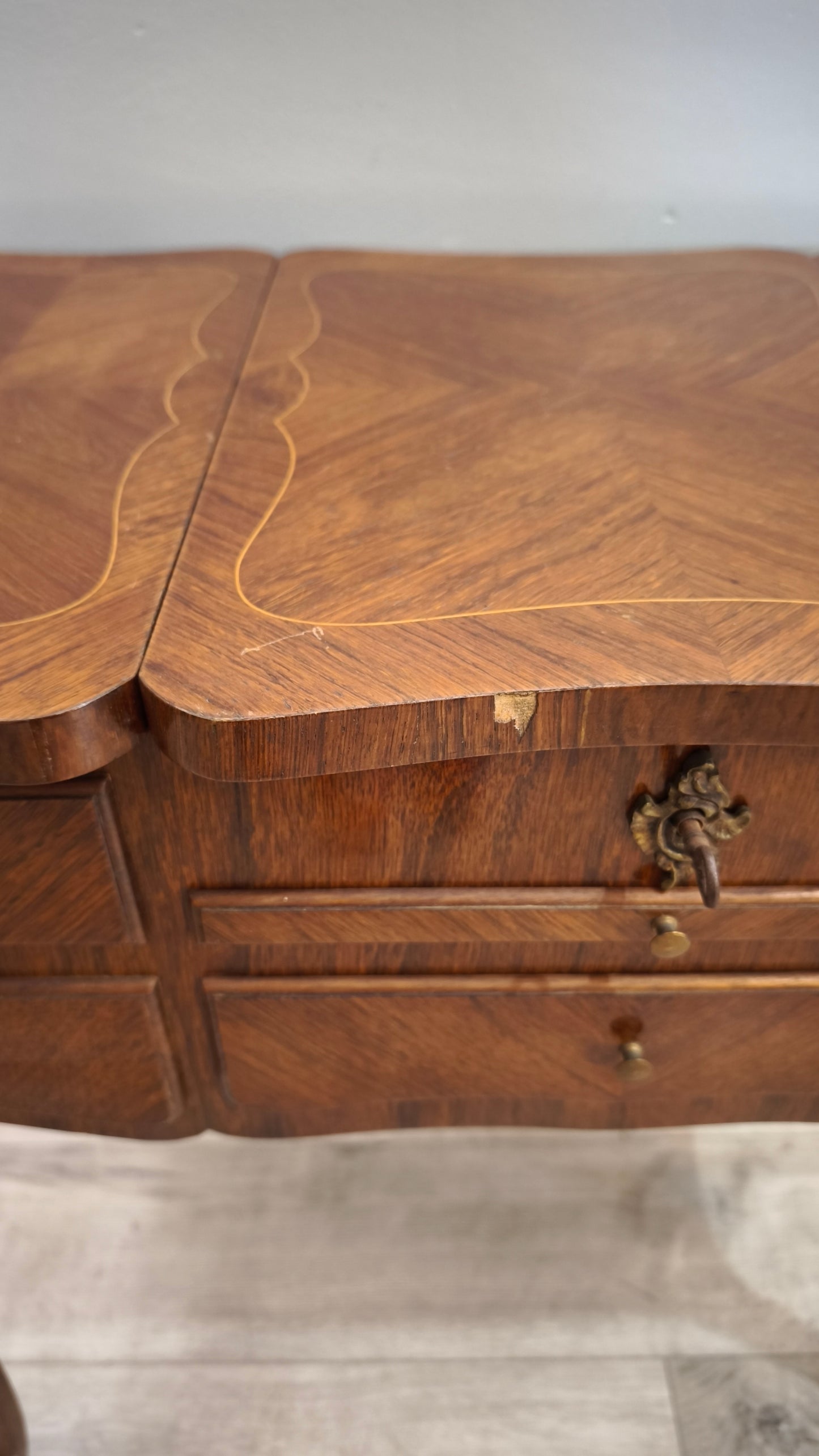 36 Toletta intarsiata in legno con inserti decorativi in metallo