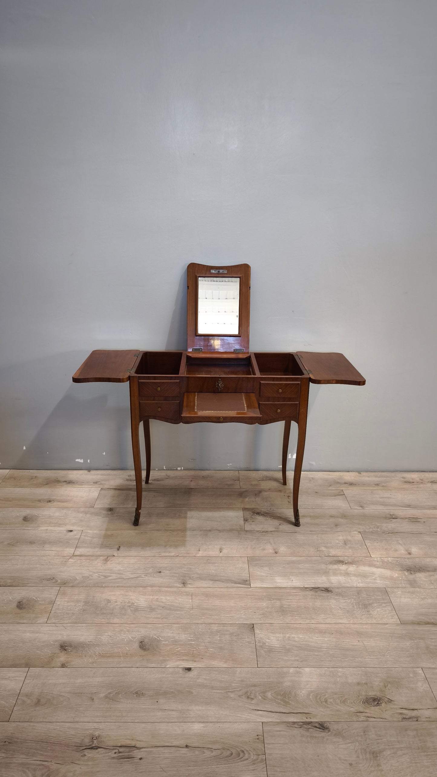 36 Toletta intarsiata in legno con inserti decorativi in metallo