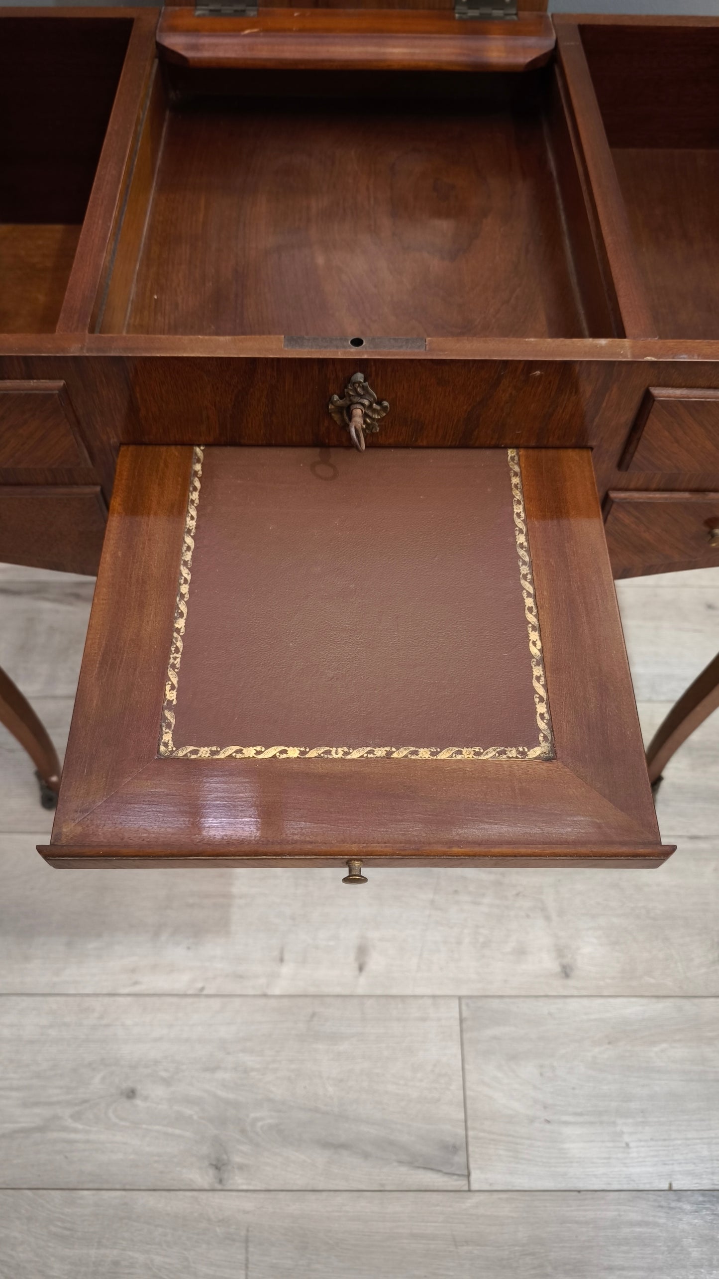 36 Toletta intarsiata in legno con inserti decorativi in metallo