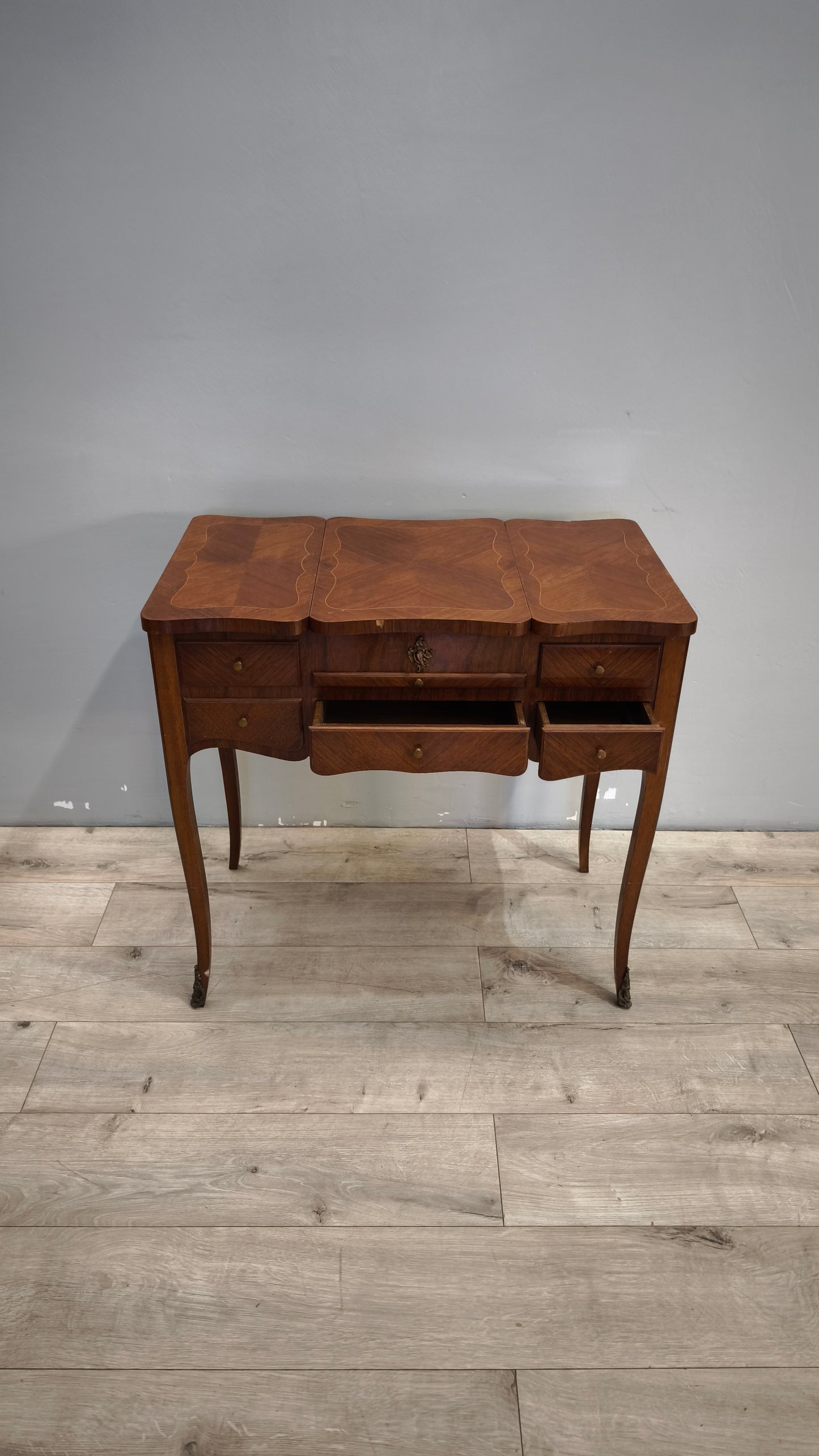 36 Toletta intarsiata in legno con inserti decorativi in metallo