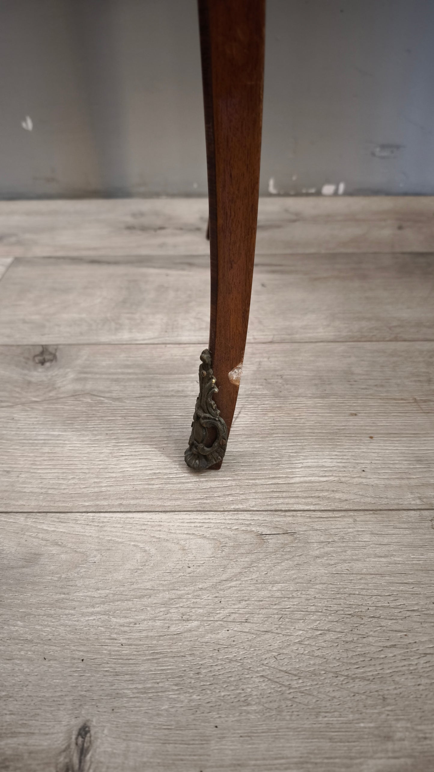36 Toletta intarsiata in legno con inserti decorativi in metallo