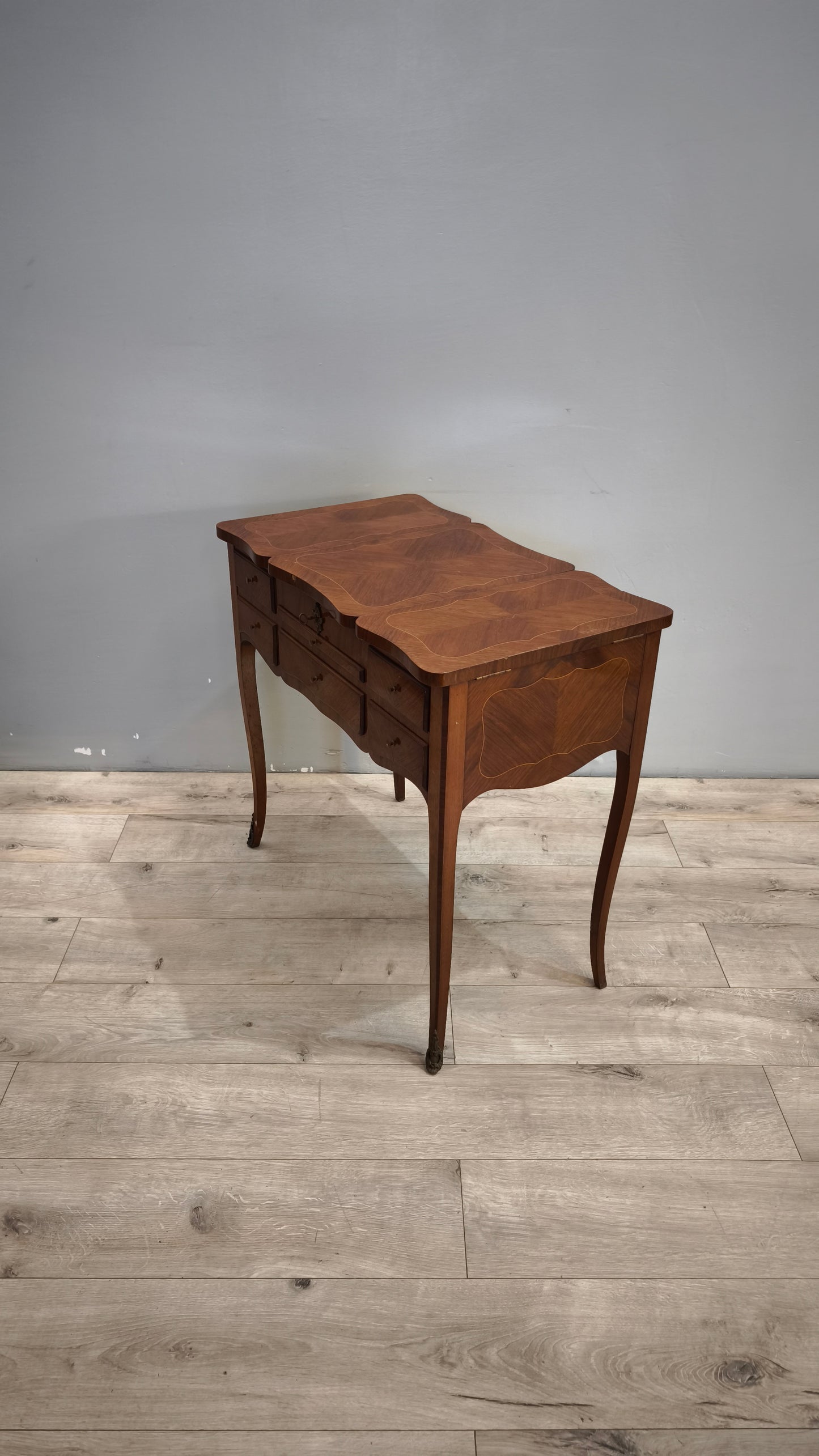 36 Toletta intarsiata in legno con inserti decorativi in metallo