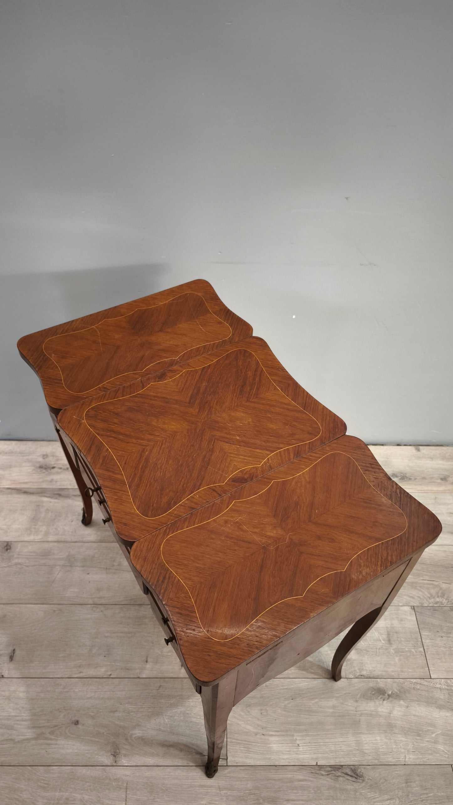 36 Toletta intarsiata in legno con inserti decorativi in metallo
