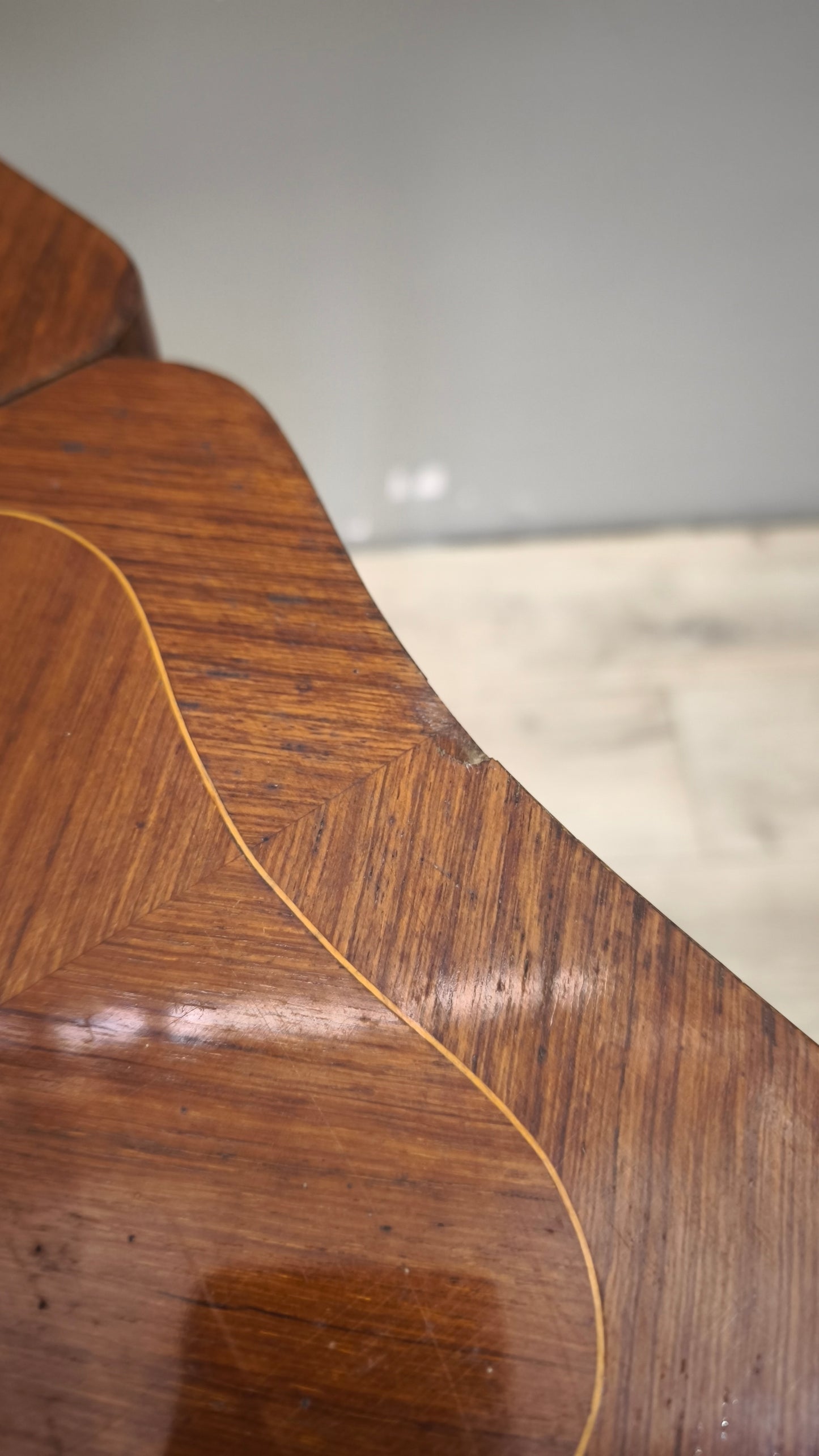 36 Toletta intarsiata in legno con inserti decorativi in metallo